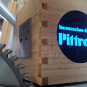 Hier sehen Sie einen Vollholz Cube mit 4 USB Ladeports in der Ausführung Birnbaum unseres Gehäuseherstellers Innenausbau Atelier Pittroff aus Haiterbach.