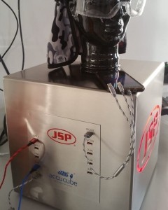 Hier sehen Sie eine Sonderladestation unseres Kunden JSP Safety GmbH mit zwanzig USB-Ladeports und einer Kantenlänge von 350mm für deren Messeauftritte.
