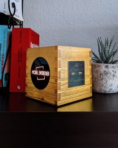 Vollholz Cube mit 4 USB Lade Ports Möbel Entdecker